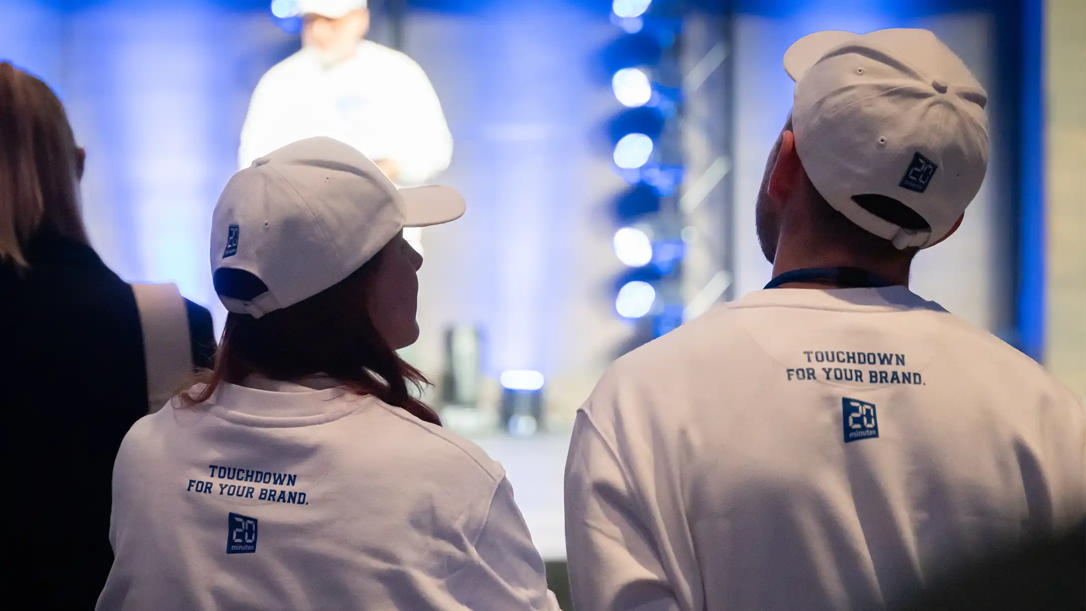 20 Minuten individuelles Sweatshirt bestickte Cap B2B-Event Zürich blaenk studio