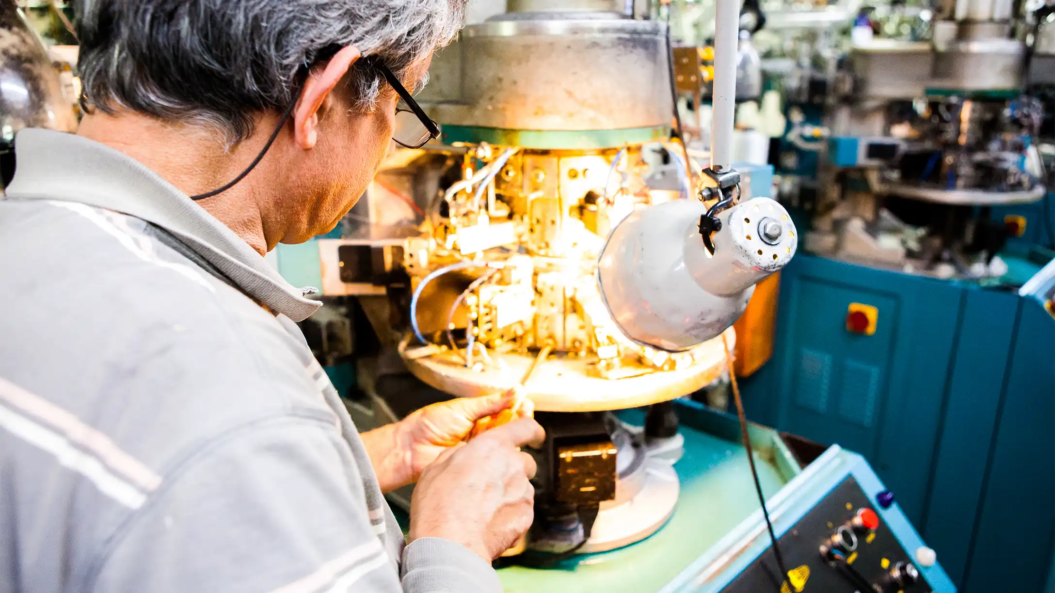 Rundstrickmaschine bei der Sockenproduktion im Werk