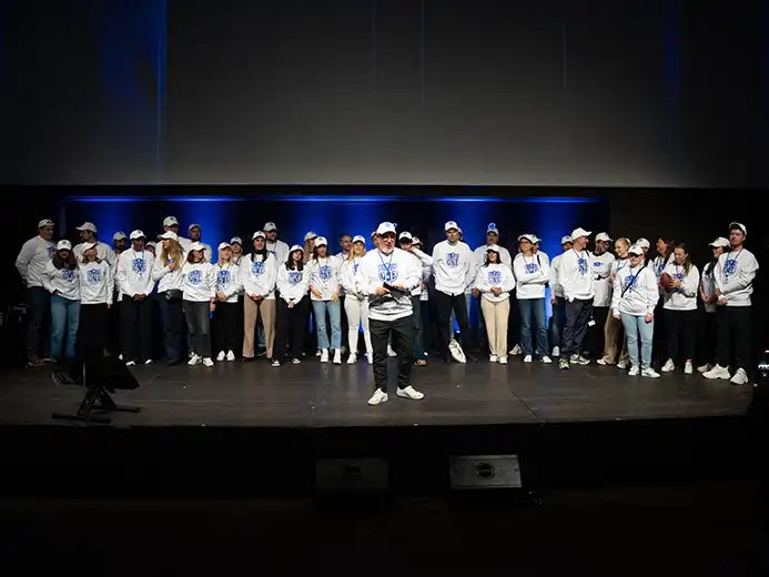 20 Minuten team wearing sweatshirts at event blaenk studio