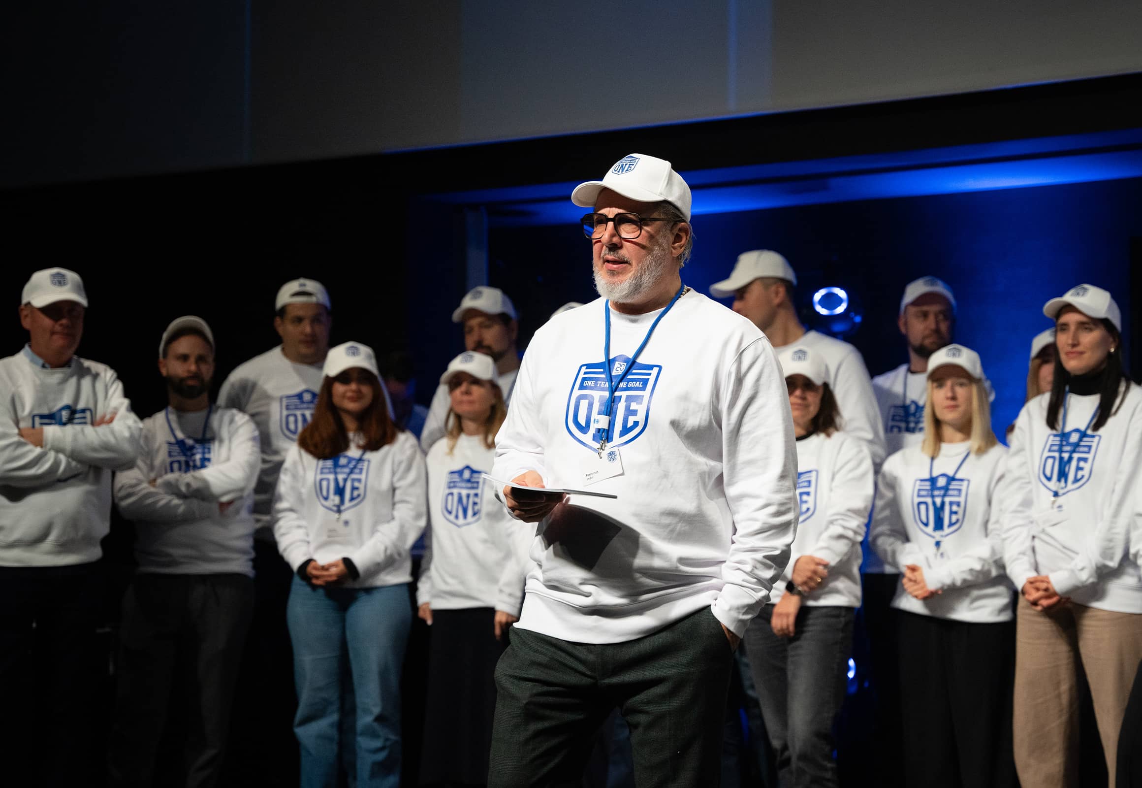 20 Minuten team wearing sweatshirts at event blaenk studio
